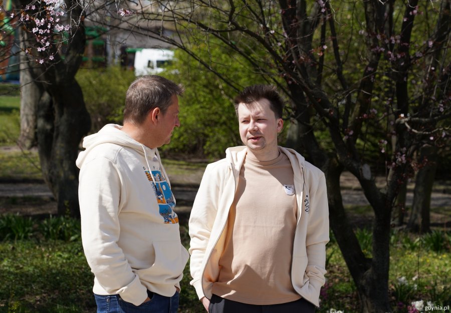 Od lewej: Mariusz Kiedrowicz i Jan Rutka przed nowym sklepem