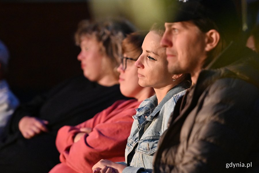 Widzowie zgromadzeni na pokazie spektaklu  „A ja żyję bardzo”, który odbył się na patio Konsulatu Kultury w ramach 8. edycji festiwalu „Pociąg do Miasta” // fot. Michał Puszczewicz