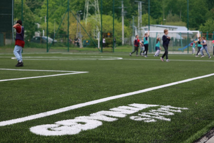 Otwarcie boiska świętowano hucznie w towarzystwie wiceprezydenta Marka Łucyka // fot. Dawid Kowalski/gdynia.pl