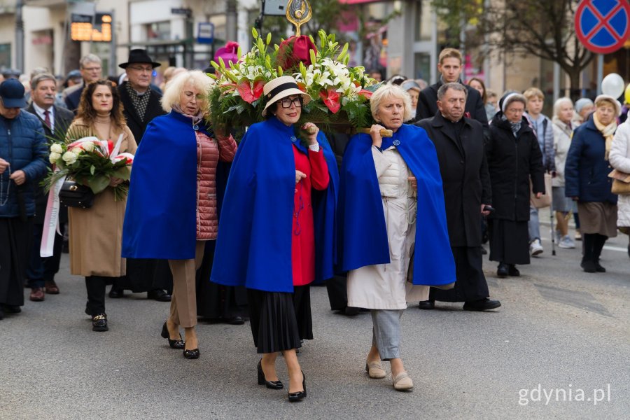 Grupa r&oacute;żańcowa niesie relikwie Jana Pawła II 