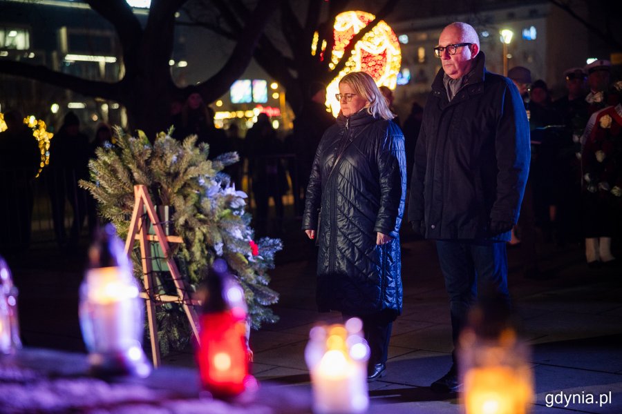 Kwiaty pod pomnikiem złożyła Agnieszka Baranowska, członek zarządu wojew&oacute;dztwa pomorskiego (fot. Karol Stańczak)