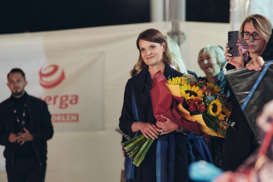 Kobieta z wiązanką kwiatów
