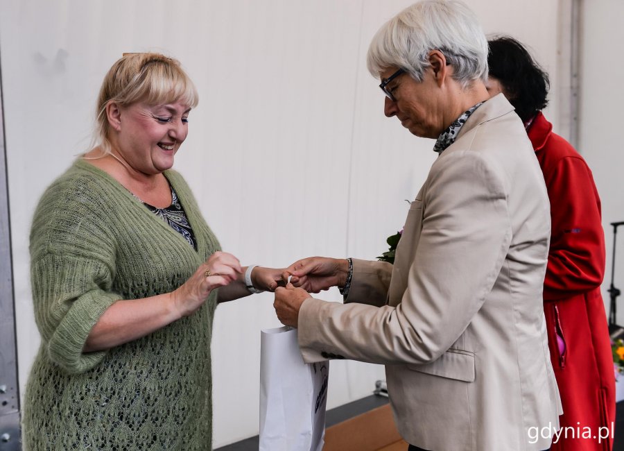 Laureaci konkursu "Gdynia w Kwiatach" odebrali z rąk przewodniczącej Rady Miasta Joanny Zielińskiej nagrody i wyróżnienia // fot. Przemysła Świderski