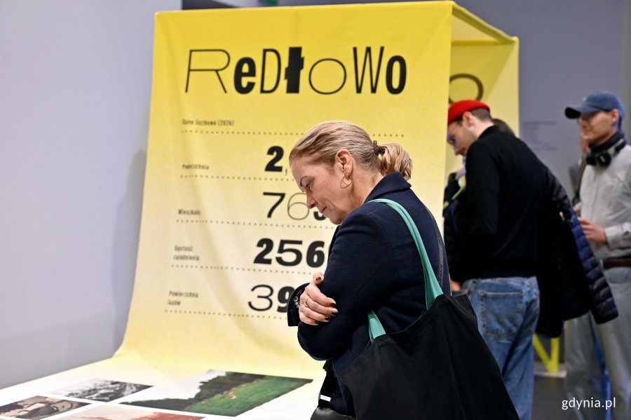 Uczestnicy wernisażu wystawy &bdquo;Gen 100 &ndash; gdyński kod wsp&oacute;lnoty&rdquo; oglądający ekspozycję w Muzeum Emigracji