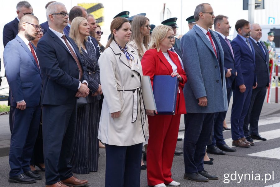 Druga część uroczystości z okazji 100-lecia Urzędu Celnego. W uroczystościach wzięli udział m.in.: minister Marcin Łoboda, wicewojewoda pomorski Emil Rojek, członek zarządu województwa pomorskiego Agnieszka Baranowska, prezydent Gdyni Aleksandra Kosiorek, prezes Portu Gdynia Piotr Gorzeński, wiceprezeska Portu Gdynia Katarzyna Gruszecka-Spychała (fot. Magdalena Starnawska) 