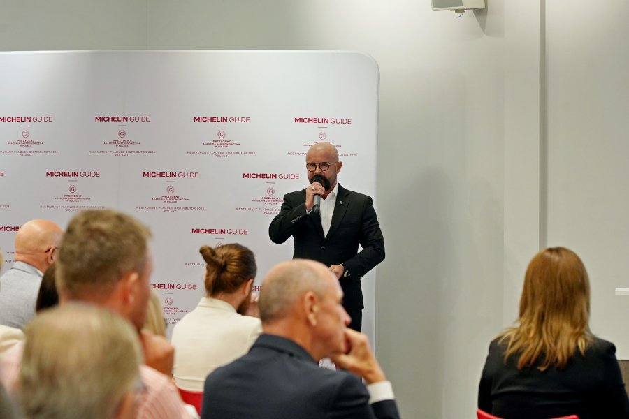 Tomasz Podsiadły podczas prowadzenia ceremonii wręczenia plakiet Michelin 2026 