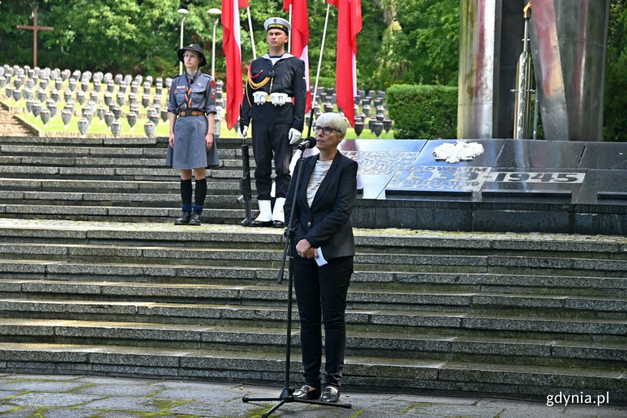Joanna Zielińska - przewodnicząca Rady Miasta Gdyni podczas uroczystości z okazji 83. rocznicy wybuchu II wojny światowej, które odbyły się na Cmentarzu Wojennym w Redłowie. Za nią widać płytę pomnika Obrońców Wybrzeża oraz posterunek honorowy złożony z marynarza i harcerki // fot. Magdalena Czernek