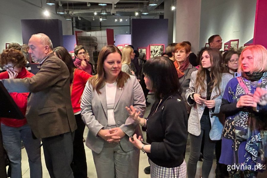 Aleksandra Kosiorek, prezydent Gdyni podczas wernisażu (fot. Magdalena Starnawska)