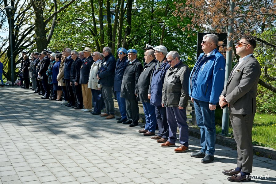Uczestnicy gdyńskich uroczystości z okazji 80. rocznicy zakończenia II wojny światowej zgromadzeni na Cmentarzu Wojennym w Redłowie