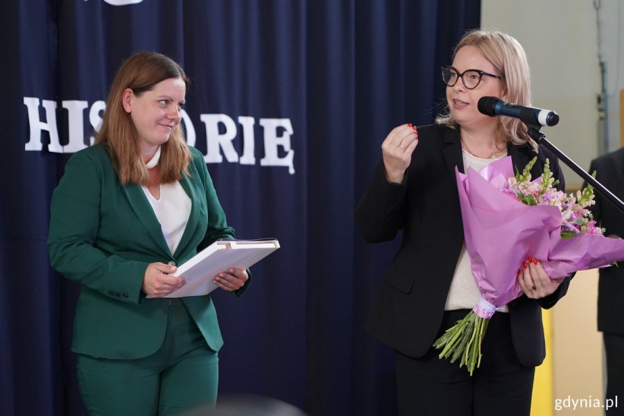 Od lewej: prezydent Aleksandra Kosiorek i wiceprezydentka Oktawia Gorzeńska z kwiatami i upominkami dla dyrektor szkoły
