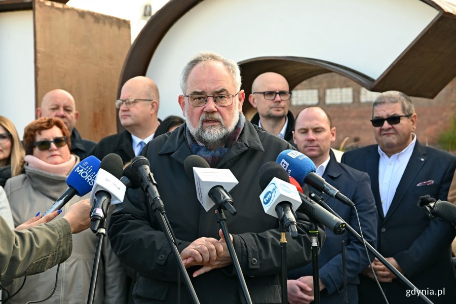 Poseł Piotr Adamowicz w towarzystwie parlamentarzystów i samorządowców z Pomorza podczas briefingu na temat ustawy metropolitalnej 