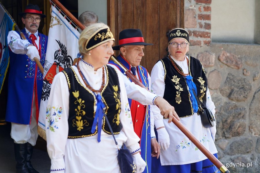 sztandary i ludzie w strojach kaszubskich