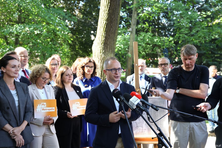 Przy mikrofonie Marcin Skwierawski, wicemarszałek wojew&oacute;dztwa pomorskiego. Na zdjęciu także m.in.: wojewoda pomorska Beata Rutkiewicz, prezydentka Sopotu Magdalena Czarzyńska-Jachim, prezydent Gdyni Aleksandra Kosiorek, prezydent Gdańska Aleksandra Dulkiewicz i w&oacute;jt Kosakowa Eunika Niemc