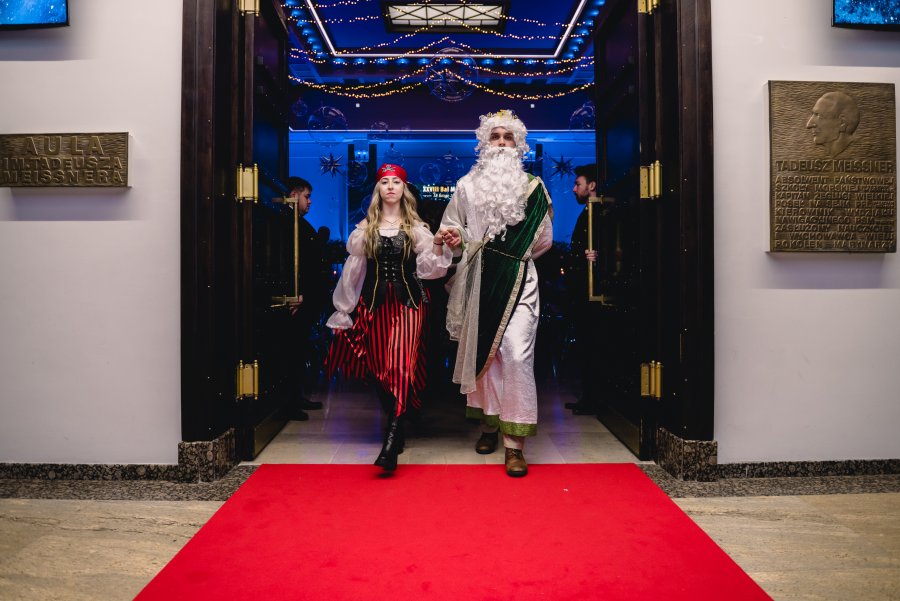 na zdjęciu para przebrana za piratów