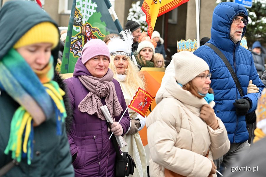 Uczestnicy Orszaku Trzech Króli przemierzający ulice Gdyni