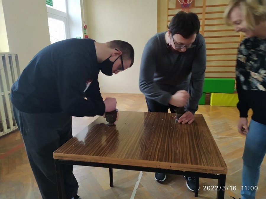 Chłopcy rozdrabniają produkt za pomocą moździerzy // fot. SOSW nr 1