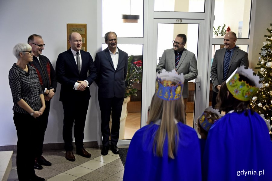 Trzej Królowie i kolędnicy odwiedzili gdyński ratusz. Przywitali ich przedstawiciele władz miasta: wiceprezydenci Bartosz Bartoszewicz, Michał Guć i Marek Łucyk, sekretarz miasta Rafał Klajnert oraz przewodnicząca Rady Miasta Gdyni Joanna Zielińska // fot. Paweł Kukla