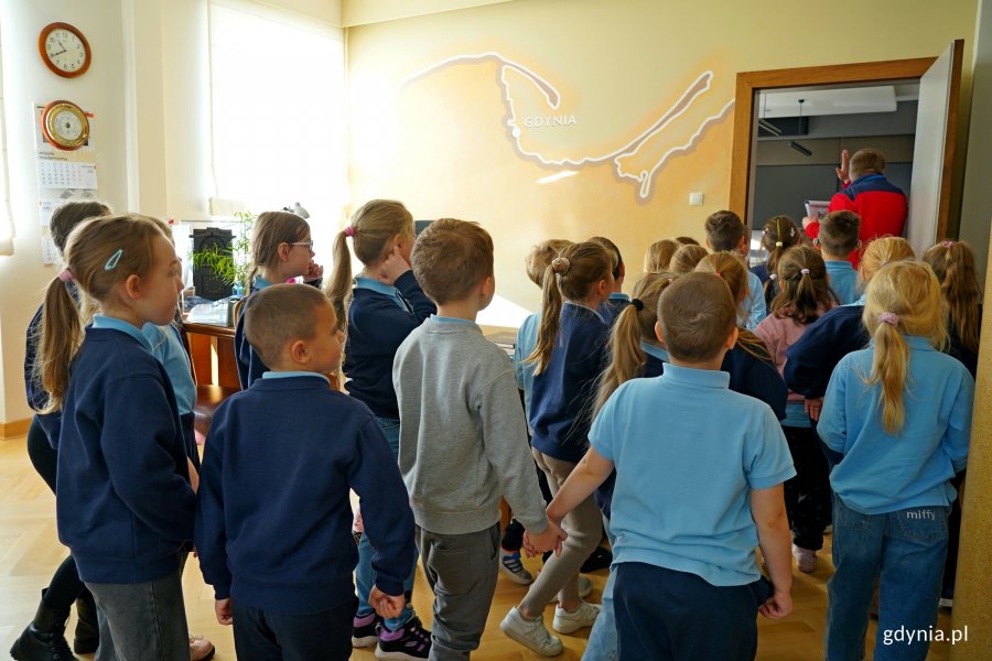 Pierwszoklasiści ze Szkoły Podstawowej nr 40 podczas wizyty w gabinecie prezydent Gdyni 