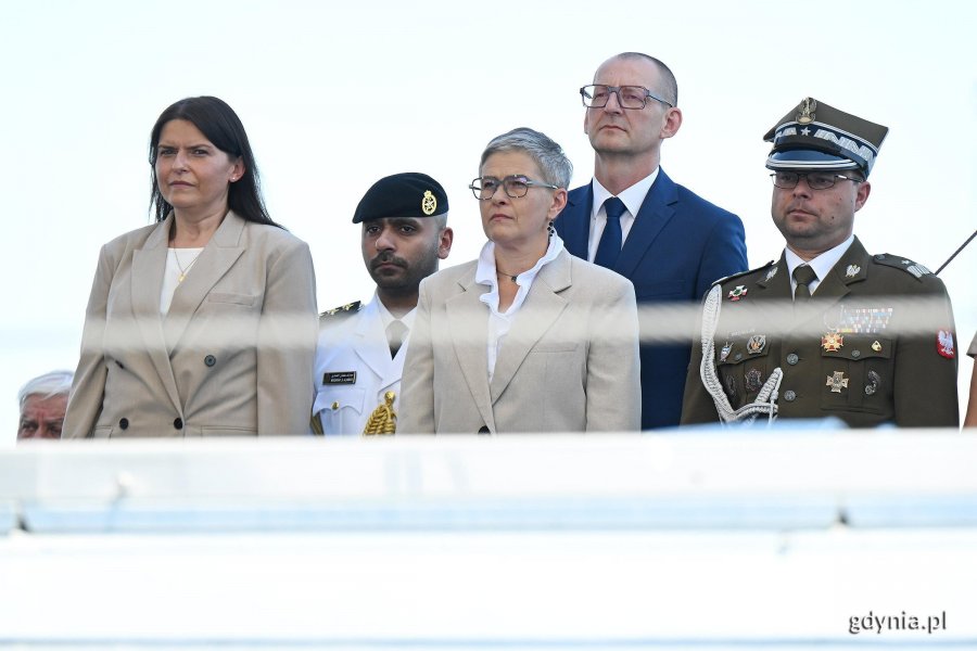 Na zdjęciu m.in.&nbsp;wiceprzewodnicząca Rady Miasta Gdyni Mariola&nbsp;Śrubarczyk-Cichowska (pierwsza z lewej), Maria Mr&oacute;wczyńska, podsekretarz stanu w Ministerstwie Nauki i Szkolnictwa Wyższego,przedstawiciele zagranicznych delegacji oraz dyrektor III Liceum Og&oacute;lnokształcącego Wiesław Kosakowski (fot. 