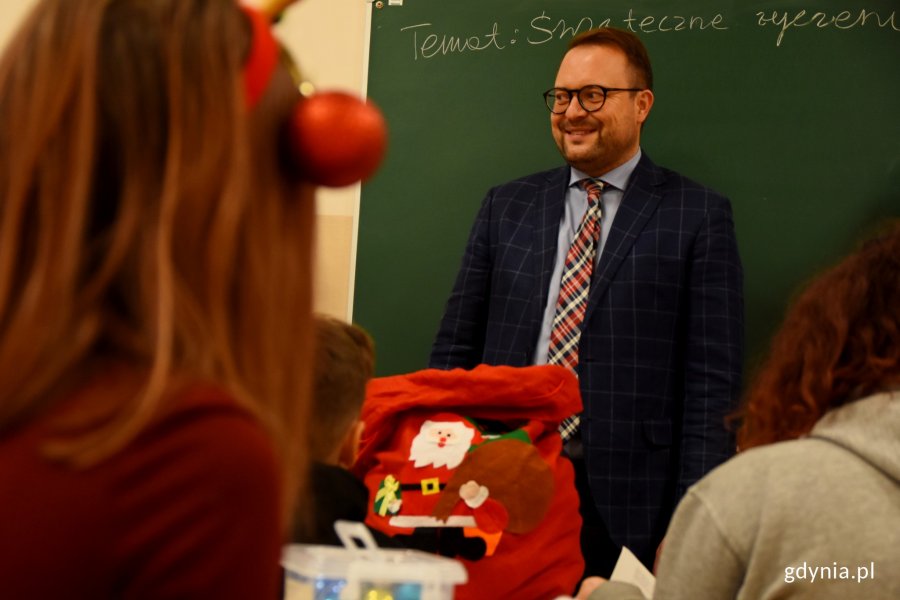 Mikołajkowa niespodzianka w Szkole Podstawowej nr 33. Słodkości wręczał wiceprezydent Gdyni - Marek Łucyk / fot. Paweł Kukla