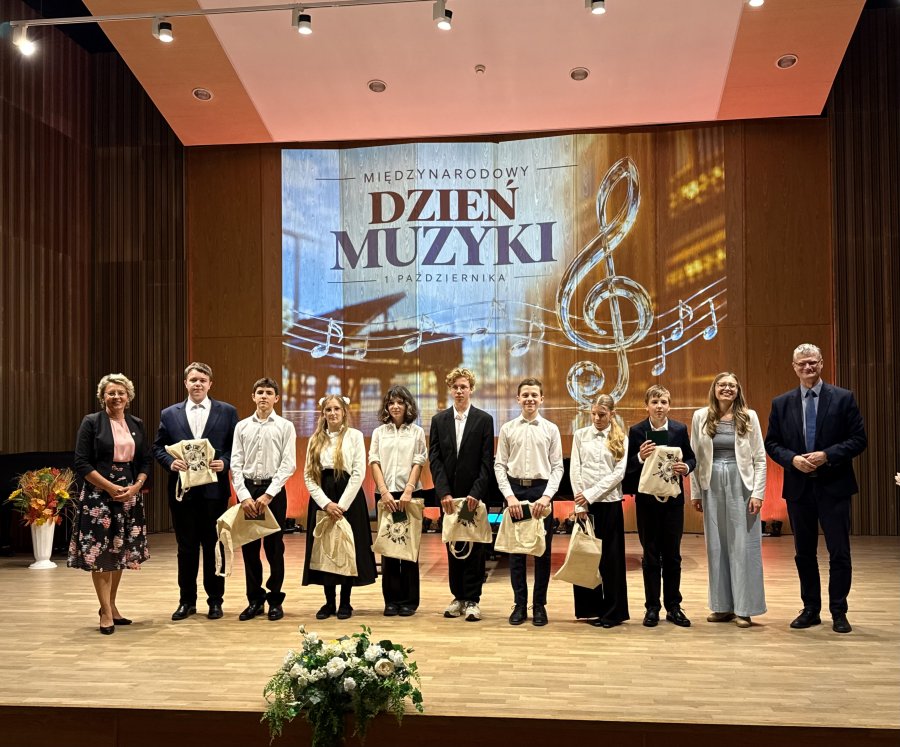 Nagrodzeni uczniowie w towarzystwie wiceprezydenta Rafała Geremka, dyrektor szkoły Joanny Rutkowskiej i wicedyrektor Małgorzaty Zimińskiej