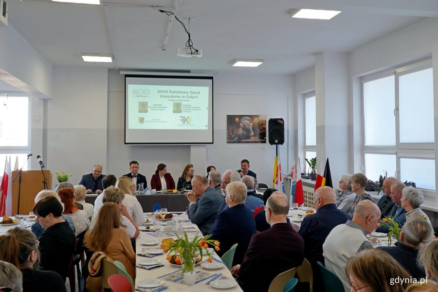 Uczestnicy spotkania członk&oacute;w gdyńskiego oddziału&nbsp;Zrzeszenia Kaszubsko-Pomorskiego zgromadzeni w Zespole Szkolno-Przedszkolnym nr 5 