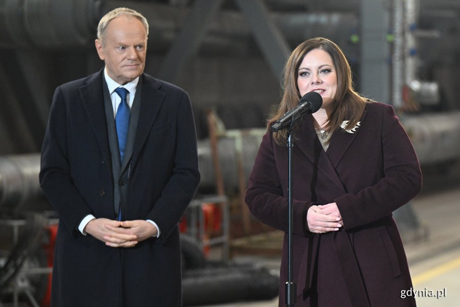 Premier Donald Tusk i prezydent Aleksandra Kosiorek podczas briefingu w PGZ Stoczni Wojennej 