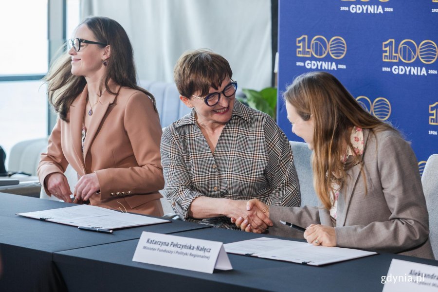 Grupa kobiet, polityk&oacute;w i członk&oacute;w organizacji pozarządowych.