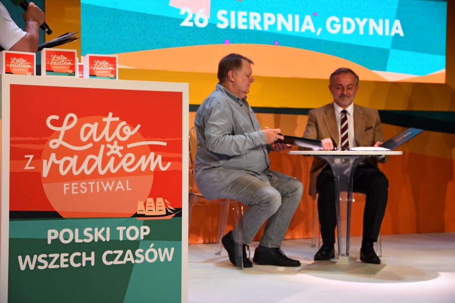 Umowę dot. festiwalu podpisuje prezes Polskiego Radia, Jacek Sobala i prezydent Gdyni, Wojciech Szczurek, fot. Kamil Złoch