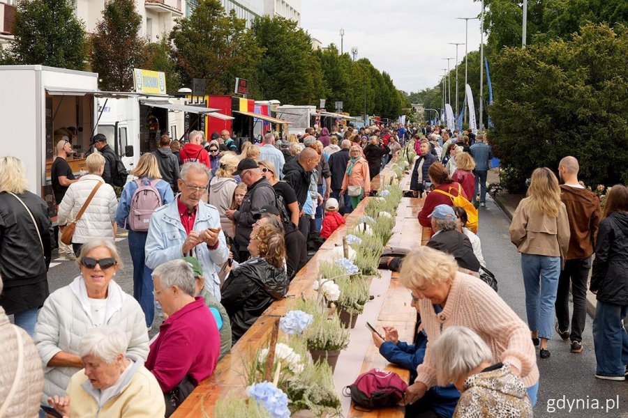 Gdynianki i Gdynianie przy stole urodzinowym (fot. Mirosław Pieślak)