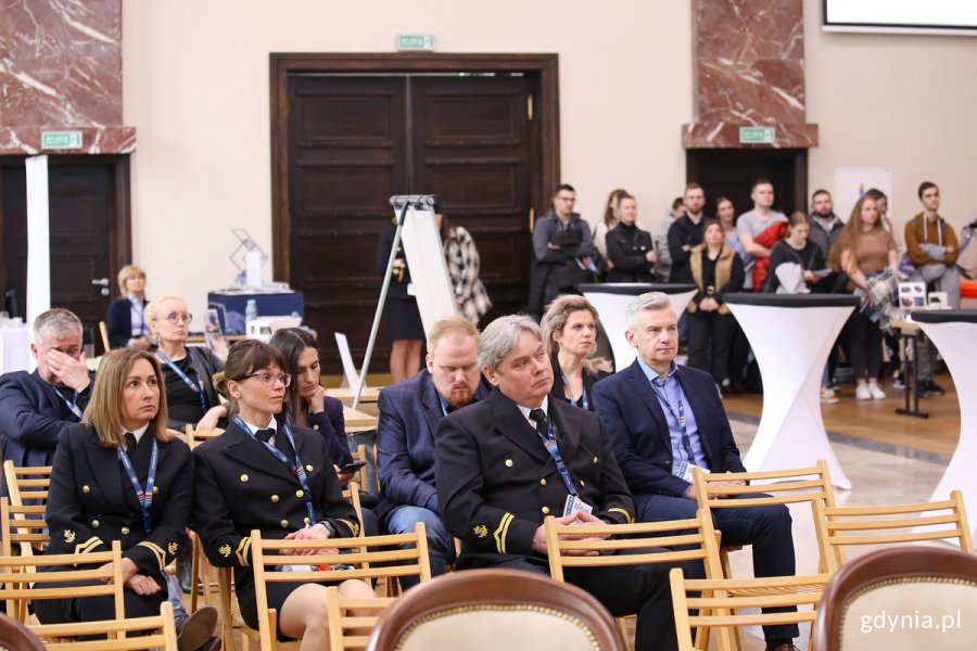 Uczestnicy konferencji siedzą na auli.