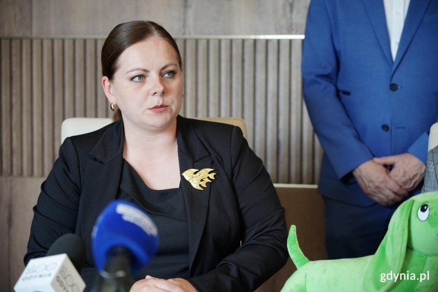 Podpisanie umowy na dostawę 18 nowych, spalinowych autobus&oacute;w. Na zdjęciu Aleksandra Kosiorek, prezydent Gdyni. (fot. Łukasz Kamasz)