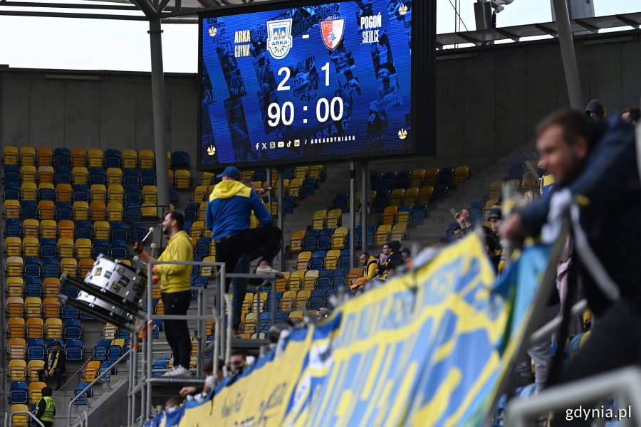 Tablica z wynikiem meczu. Arka Gdynia - Pogoń Siedlce 2:1