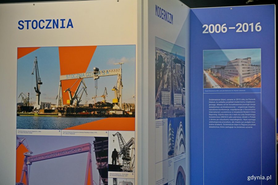 Fragmenty ekspozytor&oacute;w, na kt&oacute;rych prezentowana jest wystawa &bdquo;Gdynia x 10&rdquo; w Galerii Gdyńskiego Centrum Filmowego im. Leszka Kopcia 