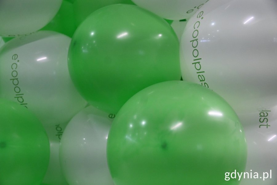 Biało-zielone balony z nazwą firmy Ecopolplast
