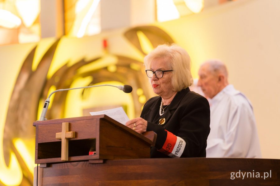Barbara Pytko, prezes stowarzyszenia Gdyńska Rodzina Katyńska, podczas mszy świętej w intencji pomordowanych w Kościele pw. Matki Boskiej Nieustającej Pomocy i św. Piotra Rybaka 