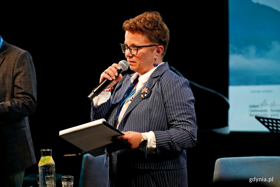 Magdalena Januszczyk-Łabacka &ndash; koordynatorka projektu z Fundacji Kaszubskiego Uniwersytetu Ludowego prowadząca galę otwarcia festiwalu Nordic Talking 