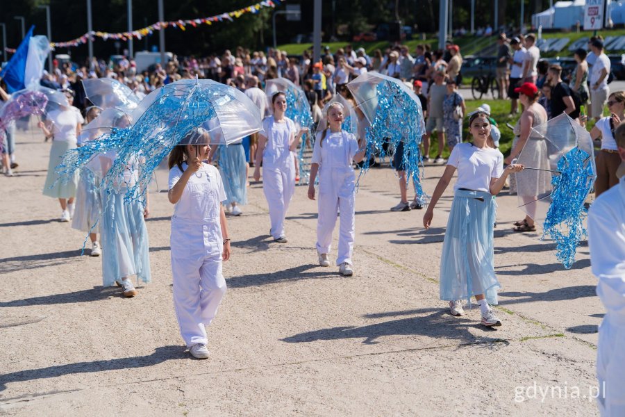 Grupa młodzieży biorąca udział w paradzie