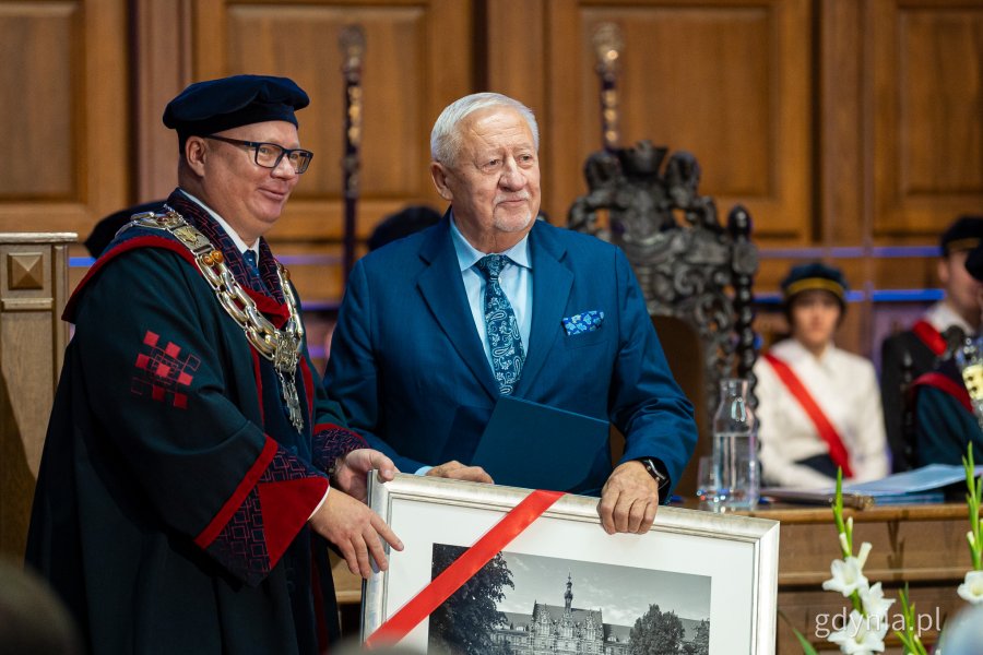 Prof. dr hab. Krzysztof Wilde gratuluje Ireneuszowi Ćwirce tytułu Osobowości Roku 2025 Politechniki Gdańskiej. Inauguracja roku akademickiego 2025/2026 na Politechnice Gdańskiej (fot. Kamil Złoch)