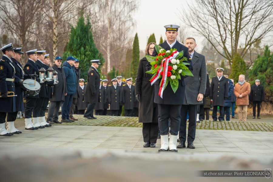 Składanie kwiat&oacute;w przy Kwaterze Pamięci podczas uroczystości upamiętniających marynarzy represjonowanych przez władze komunistyczne w okresie powojennym 