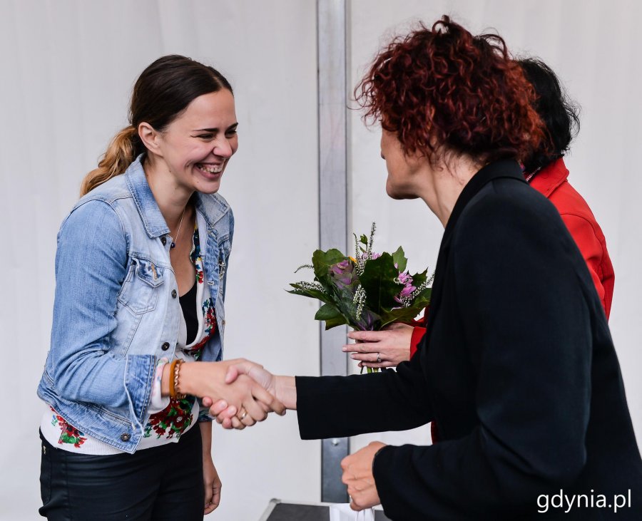 Laureaci konkursu "Gdynia w Kwiatach" odebrali z rąk przewodniczącej Rady Miasta Joanny Zielińskiej nagrody i wyróżnienia // fot. Przemysła Świderski