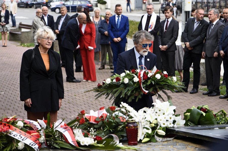 Uroczystości pod pomnikiem Ofiar Grudnia '70 przy Urzędzie Miasta Gdyni // fot. Kamil Złoch