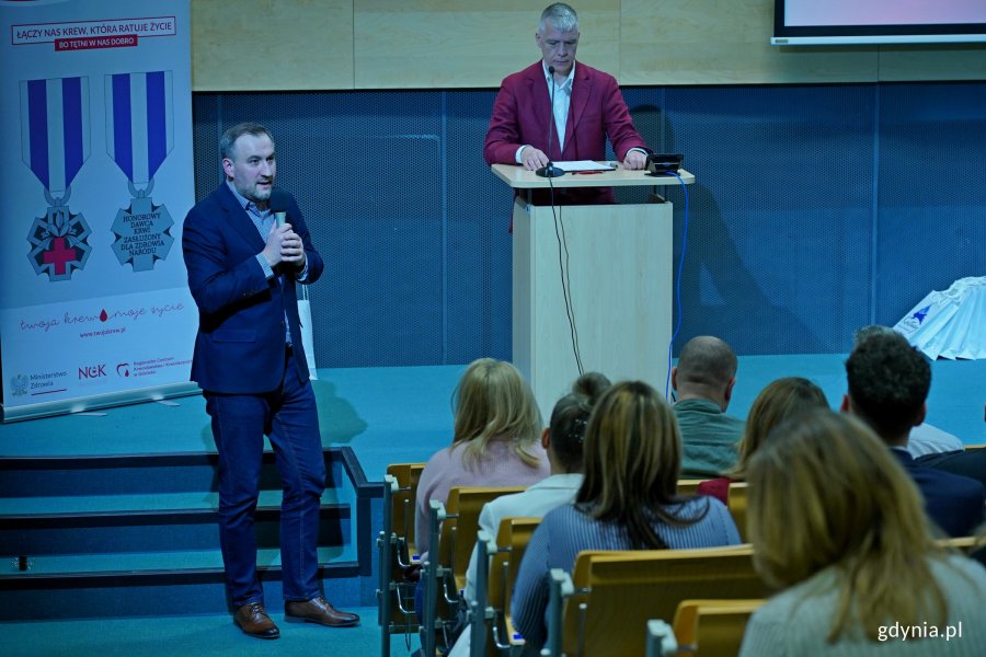 Wiceprezydent Gdyni Tomasz Augustyniak przemawiający podczas gali honorującej dawc&oacute;w krwi z regionu