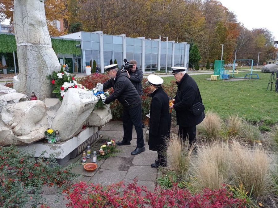 Uczestnicy uroczystości na bulwarze Nadmorskim składają kwiaty przed pomnikiem „Tym, co odeszli na wieczną wachtę” 