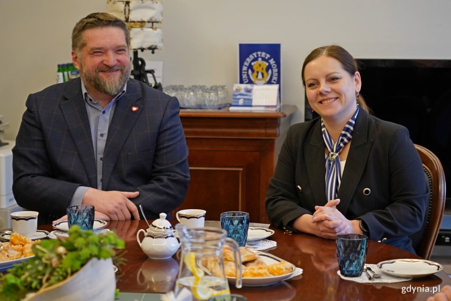 Od prawej: Prezydent Aleksandra Kosiorek oraz Tadeusz Szemiot - przewodniczący Rady Miasta Gdyni podczas spotkania na Uniwersytecie Morskim