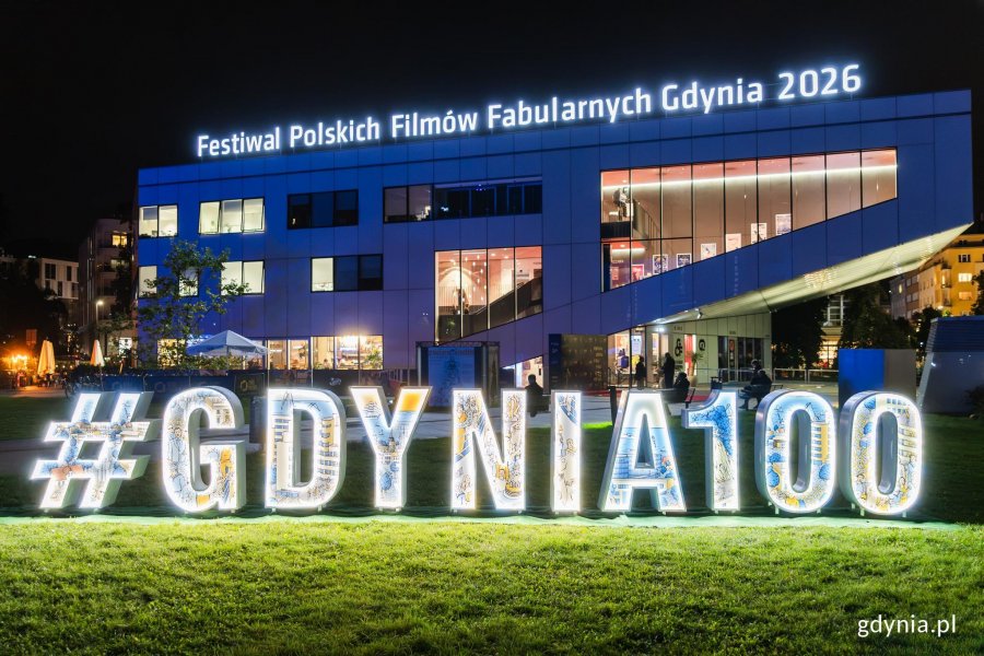 Podświetlony napis Gdynia 100 przed Gdyńskim Centrum Filmowym im. Leszka Kopcia