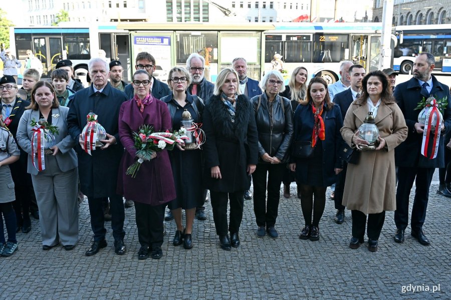 Od lewej: prezydent Gdyni Aleksandra Kosiorek, senator Sławomir Rybicki, posłanka Wioleta Tomczak, radna Gdyni Agnieszka Tokarska, przewodnicząca Rady Miasta Gdyni Beata Zastawna oraz radne Gdyni Joanna Zielińska i Anna Szpajer, posłanka Dorota Arciszewska-Mielewczyk oraz doradca społeczny prezydenta RP Tomasz Szturo podczas uroczystości z okazji 87. rocznicy pierwszych wysiedleń Gdynian 