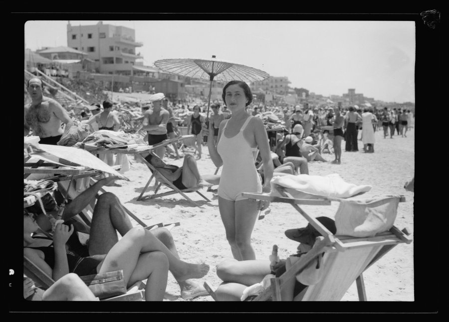 Kobieta pod parasolem na plaży w Tel Awiwie, LC 