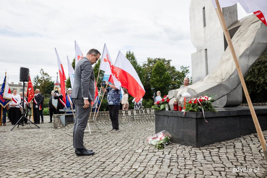 Kwiaty pod pomnikiem złożył poseł Marcin Horała (fot. Karol Stańczak)