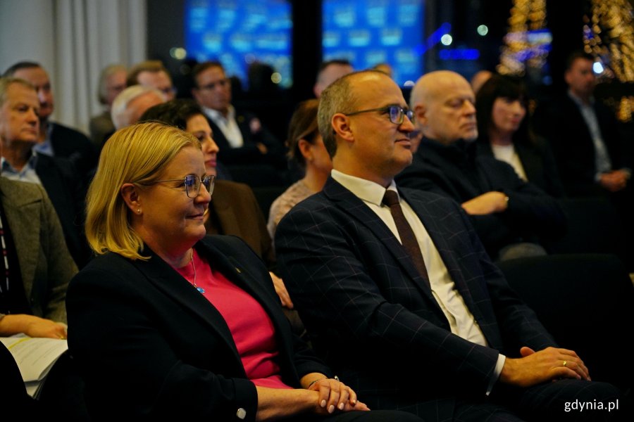 Agnieszka Baranowska – członek zarządu województwa pomorskiego, wicewojewoda pomorski Emil Rojek oraz inni uczestnicy spotkania Komitetu Honorowego Obchodów 100-lecia Gdyni 